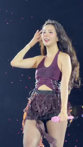 so beautiful 😭😭 #jisoo #lisa #blackpink #deadlineinsingaporeday3 