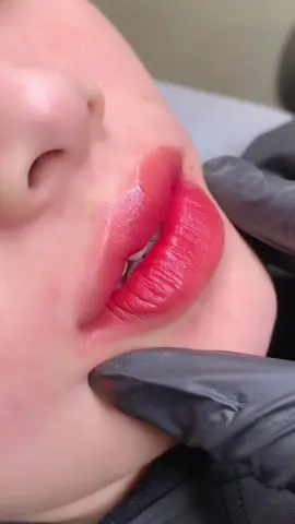 Phun môi màu đỏ cam nhấn lòng phù hợp với tất cả các tone da. Màu đỏ cam phun rất là sáng da luôn ạ. Khách nhà EMMY mê tone này lắm luôn, kiểu xinh màu không bị sến á #phunxamhocmon #hocmonphunmoiodau #phunmoiodaudephcm #phunmoitrongtreo #phunmoitunhien 