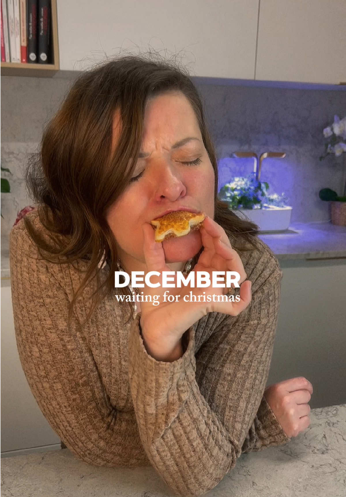 En attendant Noël 🧑🏻‍🎄 🎥 Je te propose, chaque jour, des idées recettes pour te mettre dans l’ambiance, les déguster devant un film de Noël ou ta série préférée ❤️  RDV chaque matin pour découvrir la recette du jour, la refaire chez toi et la partager à ton tour. 🎁 c’est mon cadeau en attendant Noël 🎄  #noel #recette #calendrierdelavent #decembre  #christmas  