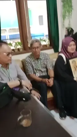 Tragedi Jalan Anggrek Pecah di PN Bandung…  Inilah Kata Kata Terakhir Pihak Keluarga
 Vonis 3 tahun penjara untuk Herolina Sutanto membuat ruang sidang dipenuhi isak tangis guru dan siswa SMAN 5 Bandung.
 Keluarga korban masih tenggelam dalam duka mendalam—ibunya setiap hari ke makam, bahkan bisa dua kali sehari. 💔
 
 Kasus ini bukan sekadar kecelakaan… ini tentang hilangnya masa depan seorang anak dan luka panjang yang belum pulih. 
 Inilah Wawancara Khusus dengan Kuasa hukum Korban dan Keluarga
 Apakah hukuman 3 tahun cukup untuk sebuah nyawa?
 
 #TragediJalanAnggrek #PNBandung #KasusBandung #KecelakaanBandung #DeskJabar 