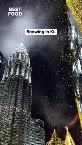 Snowing in KL ❄️✨ 📍 Avenue K Shopping Mall 156, Jln Ampang, Kuala Lumpur City Centre, 50450 Kuala Lumpur, Wilayah Persekutuan Kuala Lumpur Snow Times: ✅ Thurs (7.45pm – 8pm) ✅ Fri, Sat, Sun & PH (7.45pm – 8pm & 8.30pm – 8.45pm) ⛄️ Extra Snowfall on 24, 25 & 31 Dec (7.45pm – 8pm & 8.30pm – 8.45pm) 🎥@wmiwbh 