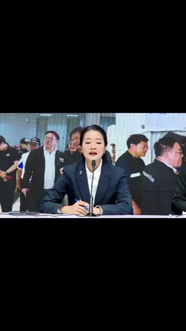 - สส.ดร.ธีรรัตน์ สำเร็จวาณิชย์ สส.กทม.พรรคเพื่อไทย ในฐานะรองหัวหน้าพรรคเพื่อไทย ร่วมแถลงข่าวหลังจากการลงพื้นที่เยี่ยมพี่น้องผู้ประสบอุทกภัยที่จังหวัดสงขลา พร้อมเสนอมาตรการเร่งด่วน 4 ข้อ เพื่อให้เศรษฐกิจภาคใต้ฟื้นกลับมาเดินเครื่องอีกครั้ง . ; 1 ธ.ค. 2568 | @ดร. อิ่ม ธีรรัตน์  #สสอิ่ม #ธีรรัตน์สําเร็จวาณิชย์ #รองหัวหน้าพรรคเพื่อไทย #พรรคเพื่อไทย #น้ำท่วมหาดใหญ่  . ธีรรัตน์ สำเร็จวาณิชย์ รองหัวหน้าพรรคเพื่อไทย ระบุว่า ตั้งแต่สัปดาห์ที่ผ่านมาทางพรรคเพื่อไทยได้มอบหมายให้บุคลากรของพรรค ลงพื้นที่และประสานความช่วยเหลือแก่พี่น้องประชาชนผู้ประสบภัยน้ำท่วมในอำเภอหาดใหญ่ จังหวัดสงขลา และพื้นที่ใกล้เคียง อย่างเร่งด่วน . โดยได้มีการจัดตั้งโรงครัวที่สามารถประกอบอาหารแจกจ่ายให้กับพี่น้องประชาชนในพื้นที่ทุกวัน แม้ว่าสถานการณ์และสภาพพื้นที่จะเป็นไปอย่างลำบาก แต่ว่าทางพรรคเพื่อไทย สามารถจัดทีมงานมาเร็วเข้าไปช่วยเหลือพี่น้องประชาชนได้อย่างเต็มที่ . ทั้งนี้การลงพื้นที่ทำงานจริง และได้พูดคุยกับพี่น้องในพื้นที่ เราได้พบอุปสรรคสำคัญในช่วงวันแรกๆ ของสถานการณ์คือ ยังไม่มีการตั้งศูนย์พักพิงให้กับพี่น้องผู้ประสบภัย และทางเจ้าหน้าที่รัฐเองก็ไม่ได้มีการระดมเครื่องมือ เครื่องจักร หรืออุปกรณ์ที่จะพร้อมรับกับสถานการณ์  . ”เราจึงได้เห็นภาพของความโกลาหลวุนวายเมื่อน้ำมาแล้ว ซึ่งหมายถึงความบกพร่อง และความไร้ประสิทธิภาพ ไร้ศักยภาพ ของฝ่ายบริหารในขณะนั้น“