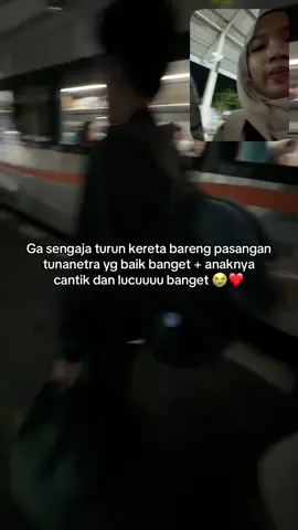 Pas di keretanya masnya mondar mandir mapah anaknya menelusuri gerbong lucu banget 🥺❤️. Ga nyangka turunnya barengan. Makasih ya mas mba, sehat selalu ❤️ #fyp #fyppppppppppppppppppppppp 