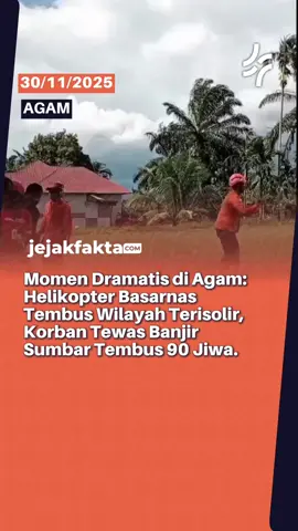 Upaya penyelamatan korban banjir bandang dan longsor di Sumatera Barat terus dilakukan di tengah medan yang sulit. Pada Senin (1/12/2025), sebuah helikopter oranye milik Basarnas akhirnya berhasil mendarat di Kecamatan Pelambayan, Kabupaten Agam, untuk mengevakuasi warga yang terisolir total. Proses evakuasi berlangsung dramatis. Dari kejauhan, warga yang terluka tampak menunggu penuh harap di atas mobil bak terbuka. Begitu helikopter mendarat di lahan terbuka, relawan PMI dengan sigap memapah korban satu per satu, berjalan hati-hati melawan hempasan angin kencang dari baling-baling helikopter. Empat orang berhasil diterbangkan keluar dari zona isolasi dalam sorti tersebut, termasuk seorang warga dengan kondisi tangan kanan yang diperban kain biru. Langkah evakuasi udara ini menjadi opsi terakhir mengingat akses darat yang lumpuh total. Sementara itu, data terbaru dari Badan Nasional Penanggulangan Bencana (BNPB) per Minggu (30/11) menunjukkan dampak bencana yang kian memilukan. Tercatat 90 orang meninggal dunia akibat banjir dan longsor yang menerjang wilayah Sumbar. Selain korban jiwa, tim SAR gabungan masih berjibaku mencari 87 orang yang dinyatakan hilang. Bencana ini juga mengakibatkan 12 orang terluka dan berdampak pada kehidupan lebih dari 33 ribu jiwa yang kini menggantungkan nasib pada bantuan darurat. #jejakfakta #jejakfaktacom #makassarinfoku 