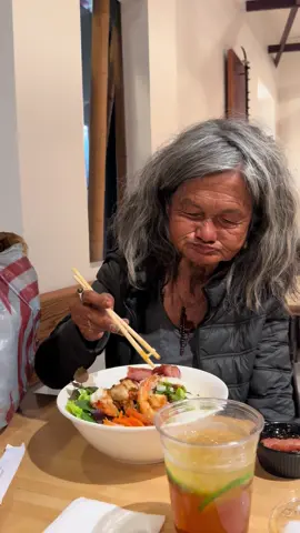 Ca Sĩ Kim Ngân đi ăn Bún nem nướng 