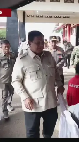 Kalau kalian gak suka sama beliau atau ada kebijakan pemerintah yang sekiranya ga sesuai dengan apa yg kalian harapkan, cukup komentari, beri kritikan dengan cara yg beradab dan sopan. Tapi, jangan sampai menghina beliau, mencaci maki. Beliau orang baik, orang tua kita, beliau pasti mengusahakan yang terbaik. Tolong percaya sama beliau.. untuk saudara saudara kita yang terkena musibah, semoga kita segera pulih bersama ya. Insyaallah Allah akan mudahkan segalanya. Dan untuk saudara saudara kita yg berpulang, semoga ditempatkan di tempat terbaik disisi-Nya   #prabowo #fyp #indonesia 