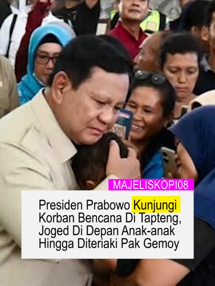 Presiden RI Prabowo Subianto melakukan peninjauan posko pengungsian warga terdampak banjir di GOR Pandan, Kab. Tapanuli Tengah, pada Senin (1/12/2025). Setibanya di Tapteng Presiden Prabowo Subianto menuju GOR Pandan tempat pengungsian dan juga yang menjadi pusat koordinasi penanganan bencana. Di lokasi tersebut, Presiden meninjau dapur umum dan memastikan kebutuhan logistik masyarakat terdistribusi dengan baik. Presiden Prabowo lalu menyapa seorang anak yang teriak-teriak memanggil Pak Gemoy, dan bercakap-cakap dengan personel Basarnas Pusat yang sudah di lokasi bencana selama 7 hari. #prabowo #PresidenPrabowo #bencanaalam #banjir #tapanulitengah