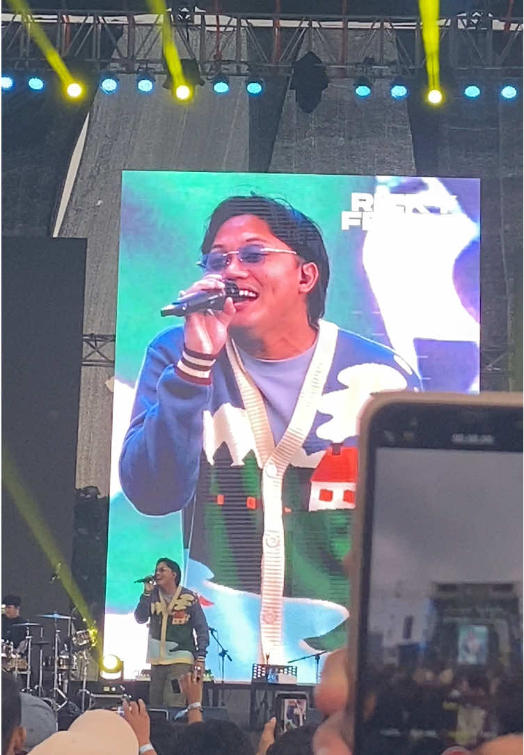 menunggu lama pun terbayarkan, walaupun BT ttep perfect aa iky💖 #melukisindah #rizkyfebian #nowplayingfestival2025 #konserbandung #fyp 