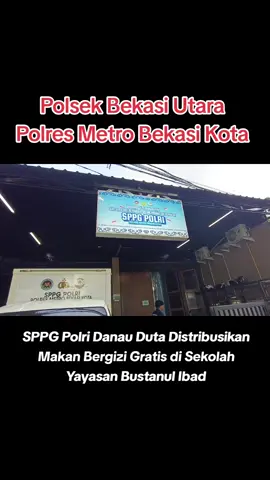 SPPG Polri Danau Duta Distribusikan Makan Bergizi Gratis di Sekolah Yayasan Bustanul Ibad Bekasi Utara — Satuan Pelayanan Pemenuhan Gizi (SPPG) Polri Danau Duta Polres Metro Bekasi Kota kembali melaksanakan kegiatan sosial pendistribusian Makan Bergizi Gratis (MBG) kepada para pelajar. Kegiatan ini berlangsung pada Senin, 01 Desember 2025 di Sekolah Yayasan Bustanul Ibad, Kp. Penggilingan Baru RW 04, Kel. Harapan Baru, Kec. Bekasi Utara Pada kesempatan tersebut, hadir Kabag Sumda Polres Metro Bekasi Kota Kompol Miharti dan Kapolsek Bekasi Utara Kompol Imam Syafii, S.H, didampingi Kanit Binmas Iptu Rencana serta Bhabinkamtibmas Kel. Harapan Baru Aiptu Heru Sukoco. dalam rangka pemantauan sekaligus pengamanan kegiatan pendistribusian MBG. Adapun menu makan bergizi yang diberikan kepada para siswa terdiri dari Nasi putih, ayam katsu, tahu, tumis buncis, dan buah jeruk. Program pendistribusian MBG ini merupakan bagian dari upaya pemerintah dalam mencegah terjadinya stunting atau tengkes pada anak-anak, khususnya di wilayah sekolah dasar dan lanjutan di Kelurahan Harapan Baru. Melalui makanan bernutrisi seimbang, diharapkan kesehatan dan tumbuh kembang generasi penerus bangsa dapat terjaga. Sebagai bentuk pengawasan mutu makanan, sebelum pendistribusian dilakukan, telah dilakukan pemeriksaan oleh Badan Gizi Nasional (BGN) untuk memastikan standar operasional pelaksanaan (SOP) terpenuhi serta mencegah potensi keracunan makanan. Kapolsek Bekasi Utara Kompol Imam Syafii, S.H., memberikan apresiasi atas sinergi SPPG Polri Danau Duta dalam mendukung program pemerintah yang fokus pada pemenuhan gizi anak. Ia berharap kegiatan ini dapat terus berkelanjutan dan membawa manfaat nyata bagi masyarakat.