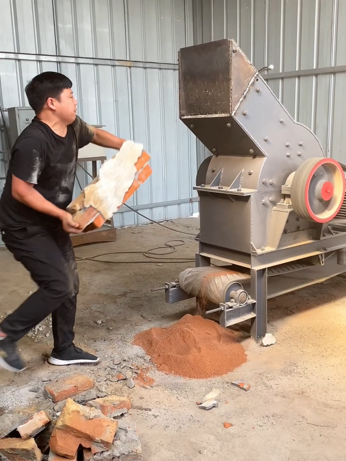 Hammer crusher with an hourly capacity of 20 tons, with an output size of 0-8mm.#Crusher #orecrusher #stonecrusher #swing hammer crusher