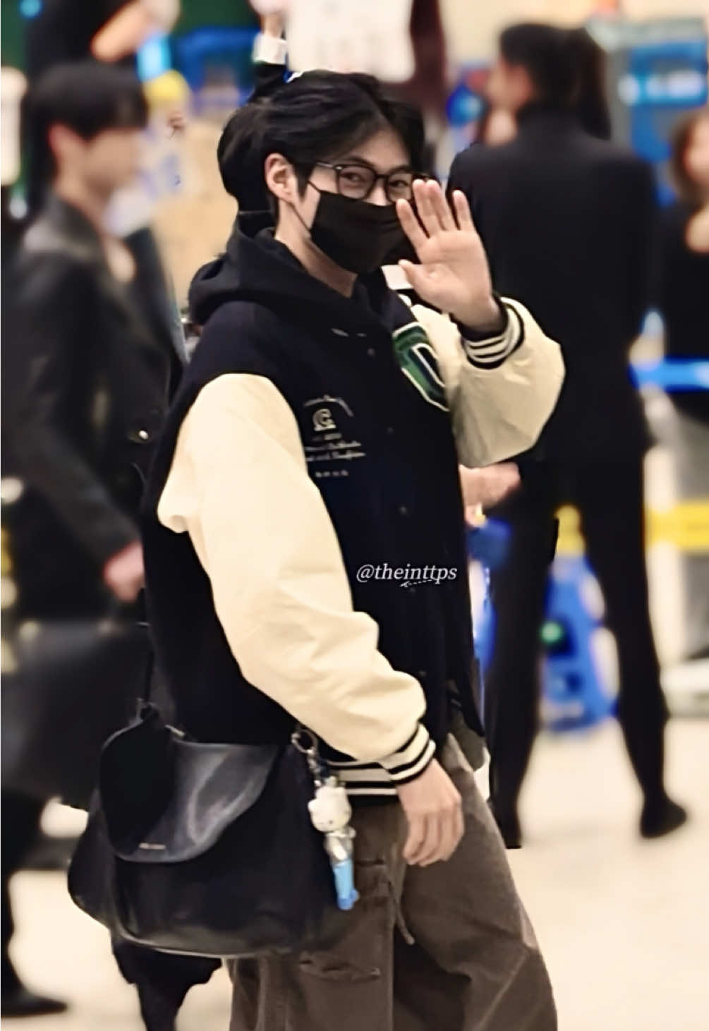 251201 입국✈️ 피곤해 더라도 밝게 웃고 손 키스 까지 해줬다. 몸도 잘 챙기고 아프지마 반빈아^^ #성한빈 #sunghanbin #ZEROBASEONE #제로베이스원 #제베원 