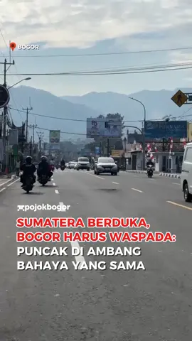 Tragedi kemanusiaan di Sumatera menelan 442 korban jiwa. Banjir bandang yang membawa tumpukan kayu gelondongan jadi bukti kerusakan hutan di hulu. Pakar UGM mengingatkan kerusakan ekosistem. Pakar IPB menegaskan: Bogor punya kerawanan yang sama. Puncak, Cisarua, Megamendung dipenuhi alih fungsi lahan, vila ilegal, dan bangunan yang mencaplok kawasan tangkapan air hulu Ciliwung. Semua ini adalah bom waktu. Jika Sumatera luluh lantak karena rusaknya hutan… Apa kabar Bogor? Pemda Bogor harus bertindak sekarang. Audit tata ruang. Bersihkan pelanggaran. Pulihkan hutan. Sebelum bencana datang tanpa ampun. #pojokbogor #puncakaman #banjirsumatera #alihfungsilahan #peringatandini 