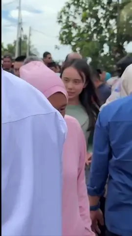 Hebat pula bapak itu. Beras yang disandangnya.. Beginilah kalau kebutuhan konten yang utama..☺️ #zulkiflihasan #zulhasan #banjirbandang #banjir #bencanaalam 