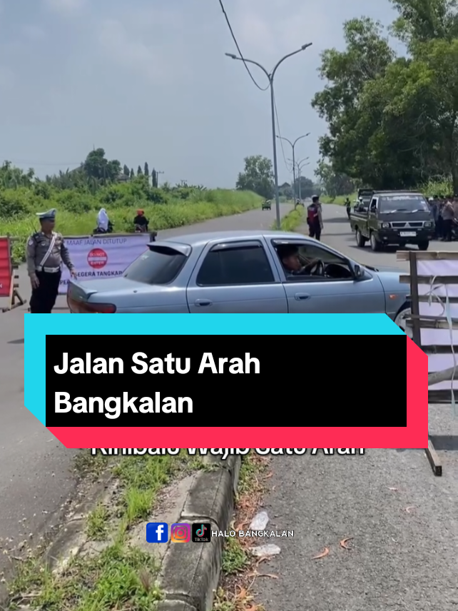 Senin (1/12) siang ini, akses sebelum jembatan di depan Perumahan Soka Park terpantau ditutup. Jalur tersebut ditutup menggunakan tanah urukan dan sisa ranting pohon, sehingga kendaraan tidak bisa melintas. Arus lalu lintas di Jalan Kinibalu pun dialihkan menjadi satu arah. Penutupan ini berkaitan dengan adanya tuntutan dari warga pemilik tanah yang kini dijadikan jalan Kinibalu kepada pihak Pemkab Bangkalan. Sejumlah pengendara tampak berhati-hati dan mengikuti arahan petugas kepolisian di lokasi. 📸: Sumber @BangkalanKu 