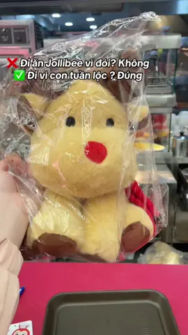🌲🌲 Jollibee bán gà. Tôi mua tuần lộc . Mỗi người một hướng. Nhưng cả hau đều vui 🥳🥳 #Jollibee #JollibeeVietnam #AnViTuanLoc#Xuhuongtiktok#ComboJollibee