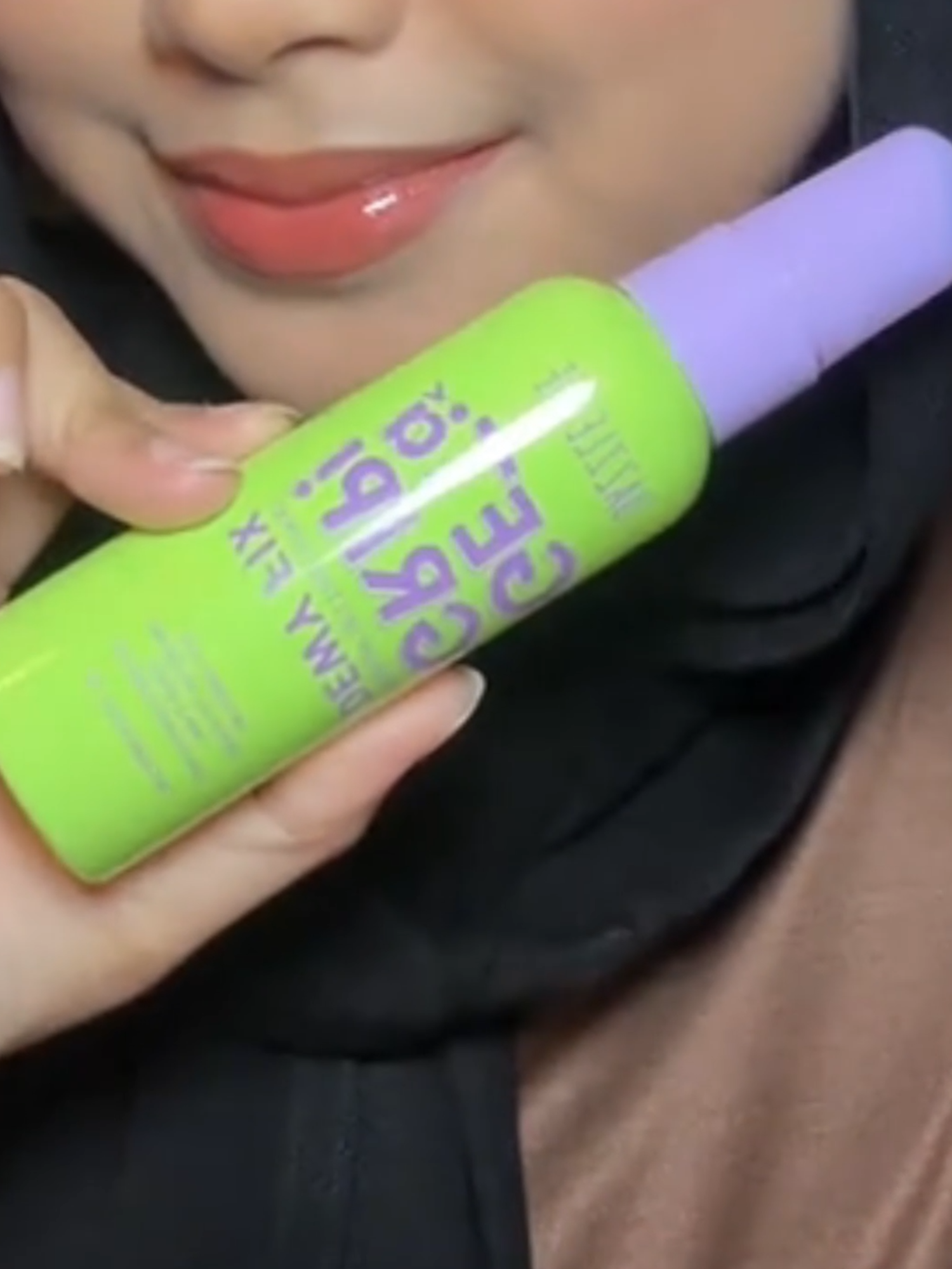 Setting spray 30ribuan yang bisa ngunci makeup seharian walau udah panas panasan dijalan? 😱😱 #dazzlemebeauty #dazzlemeindonesia #dazzlemeid #dazzleme #settingspray #dewy #dewymakeup #getagripsettingspray #dazzlemesettingspray #settingsprayviral #makeup