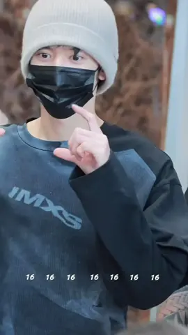 ᐛ 01•12•2025 | จังหวะทำท่าบอกให้แฟนคลับถ่ายรูปรวมน่ารักมากแกเอ้ยยยยยย คุณเค้าพกความหล่อ ความน่ารักจากบ้านไปเสิร์ฟแฟนคลับมาเลเชียค่ะ (เซินเจิ้น🛬กัวลาลัมเปอร์) #เฉินเจ๋อหย่วน #陈哲远chenzheyuan 