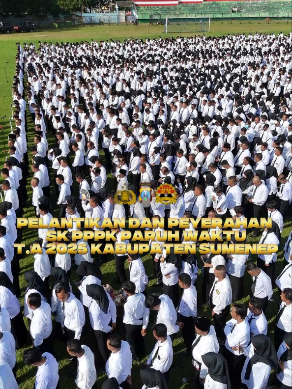 Wakapolres Sumenep Kompol Ade Masyhur, S.I.K. menghadiri kegiatan Penyerahan SK Pegawai Pemerintah dengan Perjanjian Kerja (PPPK) Paruh Waktu yang diselenggarakan Pemerintah Kabupaten Sumenep, Senin (1/12/2025), di GOR A. Yani Sumenep.  Kegiatan ini dipimpin langsung oleh Bupati Sumenep DR. Achmad Fauzi Wongsojudo S.H.,M.H. dan turut dihadiri oleh jajaran Forum Koordinasi Pimpinan Daerah (Forkopimda).