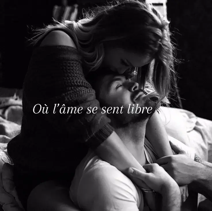 L'amour ne se mesure ni aux mots éclatants ni aux grandes rencontres. C'est un petit espace pour deux cœurs, où le monde s'arrête un instant, et où ton âme se sent en sécurité pour être telle qu'elle est : fragile, libre, sincère. En présence de celui qui t'aime, les erreurs deviennent brises passagères, et chaque silence, chaque geste, chaque regard murmure : « Tu es aimé, tu es important, tu peux être toi. » Le véritable amour t'apprend le pardon sans effort et plante dans ton cœur une chaleur tranquille. Le silence devient musique, le toucher devient langage, le regard devient promesse : tu ne seras jamais abandonné, tu seras accueilli tel que tu es, sans condition. L'amour s'insinue lentement, laisse une trace chaleureuse, un sentiment profond de sécurité et de sérénité, rappelant que tu mérites d'être aimé et vu à travers le cœur de quelqu'un d'autre, et que ton âme devient libre… exactement comme elle le désire.