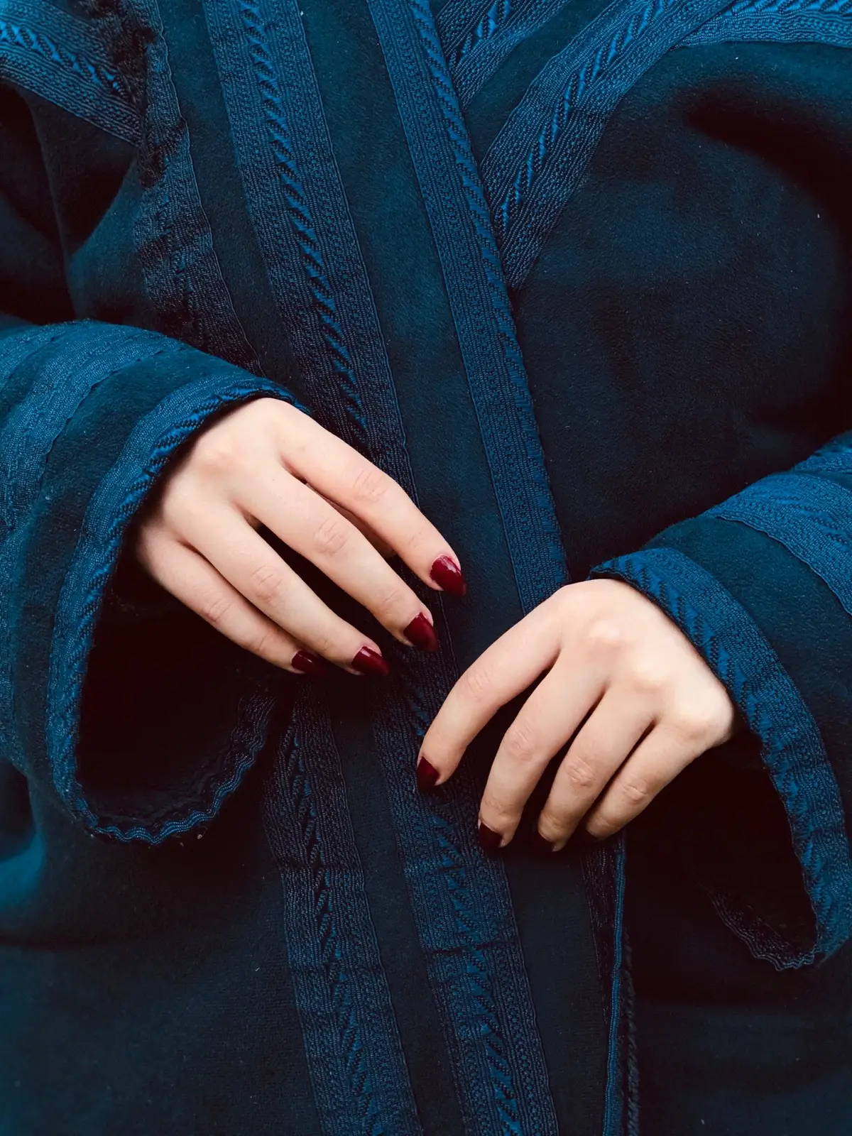 حَبَّذَا الأَبْيَضُ شَفَّافُ السَّنَا عَنْ عَفَافٍ وَصَفَاءٍ وَخُشُوعْ تلْبَسُ العَذْرَاءُ فِي أَوْجِ العُلَى مِنْهُ أَبْهَى حُلَلِ القَلْبِ الْوَدِيعْ هِيَ طَاقَاتٌ مِنَ الزَّهْرِ لَهَا فِي الْيَدِ البَيْضَاءِ آيَاتٌ تَرُوعْ مَنْ شَرَاهَا فَبِمَا يَبْذُلُهُ بَعْضُ تَخْفِيفٍ لِوَيْلاَتِ الربُوعْ #الشعب_الصيني_ماله_حل😂😂  #تصويري📷 