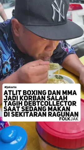 ATLET BOXING DAN MMA MENJADI SALAH TARGET DEBT COLLECTOR Seorang Atlet Boxing dan MMA sedang makan siang dan membuat konten kuliner di jalan Holtikultura, Ragunan, Jakarta Selatan. Namun tiba2 beberapa orang berbadan tegap dan bertato menghampiri dan langsung menarik baju dari belakang dan langsung menagih hutang, spontan korban yang tidak mengetahui akar masalahnya sempat melakukan perlawanan. Peristiwa ini menarik perhatian masyarakat yang sedang melakukan aktifitas di lokasi tersebut. Pelaku yang berjumlah 4 orang pun langsung meninggalkan lokasi. Source: @karyamilitan #folkjak #jakarta #debtcollector