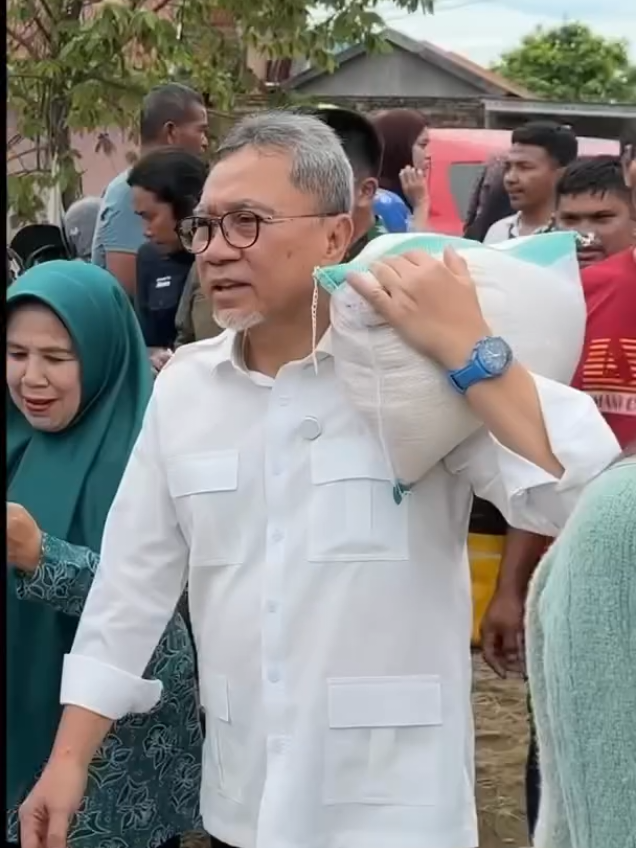 Hebat pula bapak itu. Beras yang disandangnya.. Beginilah kalau kebutuhan konten yang utama..    🎥 Threads @john.kambang with @let.repost    #zulkiflihasan #zulhasan #zulhas #banjirbandang #deforestasi 