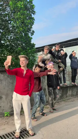 Hậu trường kiên chổi quay tik tok bằng iphone 17 promax vs các boy phố 🤣 #kienchoi #phamthu #fyp #hoangcuubao 