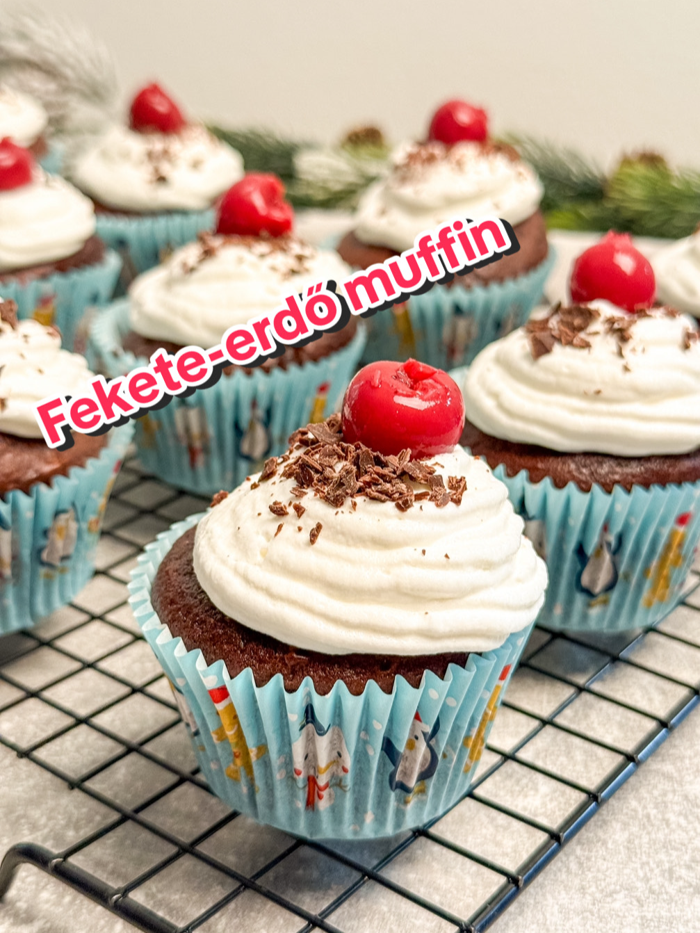 Karácsonyi hangulat instant! 🎄  Ez a feketeerdő muffin puhán, krémesen hozza a klasszikus ünnepi ízeket: gyorsabban, mint hinnéd.  A hozzávalókat a kommentben találod! 🤎🧁 #feketeerdő #muffinrecept #karácsonyirecept #karácsonyisüti #sobors