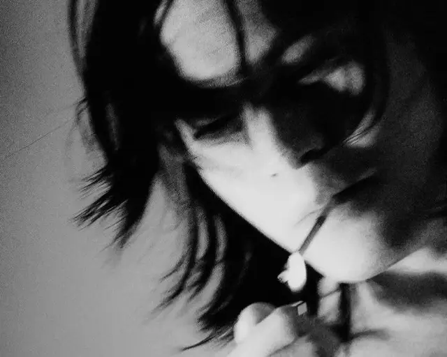 لستُ حزينًا، لكنني فقدتُ شغفي ورغبتي بكل شيء… وكأنني أعيش بلا لون ولا طعم. لا أبكي، ولا أضحك، فقط أمرّ بالأيام كأنني ضيفٌ عابر. أشعر أن شيئًا في داخلي انطفأ بصمت، وأن ما كان يحمّسني ويحرّكني لم يعد يوقظ أي إحساس. لستُ محطمًا، لكنني متعب من محاولة الشعور، مرهق من انتظار شيء يعيد لي ذاتي التي أعرفها .  .  لم أعد ذلك الشخص الذي يعرف ماذا يريد… أصبحت أعيش بلا رغبة، بلا لهفة. كل شيء يبدو باهتًا، وأنا أراقب نفسي من بعيد وكأنني شخص لا أعرفه. .  .  #fyp #foryou #sad #مخبز_الغمان 