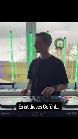 Es gibt Tracks, die bauen sich in dir auf wie ein altes Rave-Echo… langsam, warm, bis alles in dir sagt: Jetzt. Wenn dich diese 2000er-Energie auch wieder erwischt — bleib gern hier für die nächsten. Track ID: Explode (Radio Mix) - Jens Jordan, Shaun Baker & Gambas