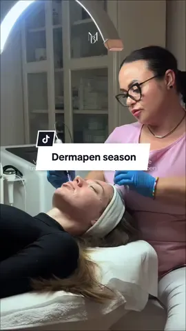 Descoperă 3 dintre beneficiile esențiale ale microneedling-ului cu Dermapen (tratamentul nostru favorit 🥰): ▪️stimularea colagenului ▪️estomparea imperfecțiunilor  ▪️îmbunătățirea fermității. Un protocol avansat pentru o piele mai fină, mai luminoasă și vizibil reîntinerită.  MARIA BADEA | SKIN & MIND 📍Str.Olimpului nr.30 📞+40 764 445 048 #dermapen #mariabadea #skincare #tratamentfacial 