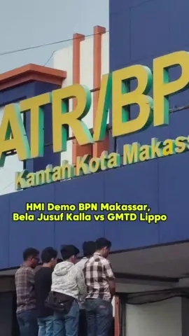 Mahasiswa dari Himpunan Mahasiswa Islam (HMI) Badko Sulawesi Selatan menggelar demo 