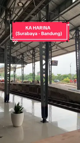 KA HARINA (Surabaya Pasarturi - Bandung), berhenti di Stasiun Besar Cikampek untuk menaik dan turunkan penumpang #keretaapiindonesia #railfansindonesia #fyppppppppppppppppppppppp #viraltiktok #hitstiktok 