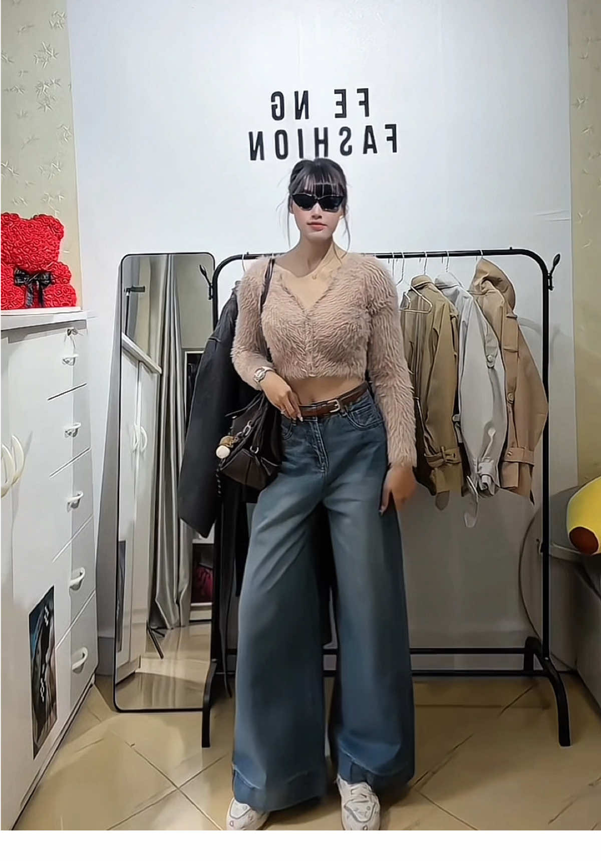 Lạnh lạnh mà vẫn phải mắc xuống phố với em nó #quanbonudep #quanjeanongrong #htjiinstore #quanjeannamlun #quanjeanongsuong 