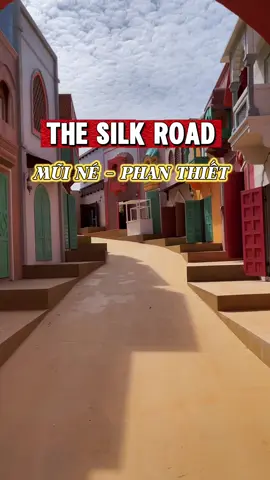 Lần đầu tiên ở Mũi Né có hẳn một khu “tái hiện Con đường Tơ Lụa” rộng 11.200m2. Mọi góc đều lung linh, huyền bí, y như đang lạc vào phim điện ảnh Trung Đông. Đây đúng nghĩa là điểm check-in – trải nghiệm – lưu trú không thể bỏ lỡ #kenhcuathi #phanthietreview #conduongtolua  #muinephanthiet #thesilkroad 