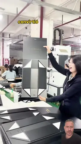 👜 Cajas rígidas plegables que elevan cualquier producto al instante. Estas cajas resistentes y personalizables crean una sensación premium desde el primer vistazo — incluso cuando el producto es sencillo. Se arman en segundos, se guardan completamente planas y están convirtiéndose en la opción favorita de pequeñas marcas que quieren mejorar su presentación y el valor percibido. 📲 Sígueme: laertejr_mkt.es 🎥 Créditos: JS Box Manufacturer ✨ COMENTA “PROVEEDOR” Y TE ENVÍO EL ENLACE DIRECTO #ideadenegocio #diseñoDePackaging #brandingPremium #negociocreativo #presentaciónDeProducto      