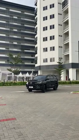 FORTUNER GR 2.8 2022 Matic KM 28RB Mesin & transmisi sehat rawatan bengkel resmi Body & cat mulus original  Kaki2 senyap Ban BARU AT PIRELLI ALL TERRAIN SCORPION (harga 20jt 4pcs)  Interior mulus original Fitur semua aktif Tidak ada kendala Full set tangan pertama Siap pakai Pajak ON Harga 525jt NEGO!!! Bandung 082115850000