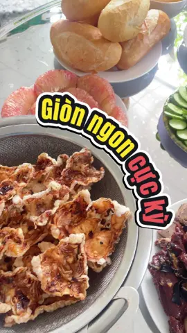 Bánh tráng râu mực đúng chuẩn: mực tươi tỉ mỉ ướp gia vị, đặt từng miếng bánh tráng rồi đem phơi khô. Chỉ cần chiên lên vài phút là dậy mùi thơm nức, lớp bánh giòn – râu mực đậm vị. Món ăn vặt không thể bỏ qua! #food #anhthaimientay #xuhuong #banhtrangraumuc