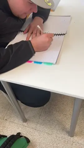 @L U C A #katlalineastorta#righello#scuolaitaliana