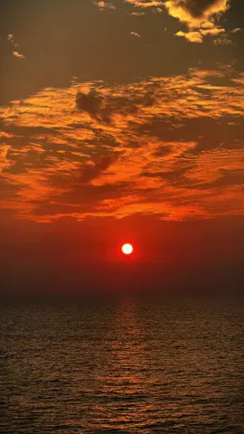 Mình từng nghe một câu nói rất hay đó là: Hãy trở lại chính mình sau những ngày tháng lạc lối, rồi bạn sẽ có lại hạnh phúc của riêng mình. Cho dù bạn đơn độc, cũng phải là một kẻ đơn độc hạnh phúc. #sea #sunset #xuhuongtiktok #fypシ゚ 