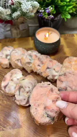 Рибна ковбаса - щось новеньке для святкової нарізки🐠 ✔️червона риба - 250 гр. ✔️скумбрія - 250 гр. (без кісток та шкіри) ✔️суміш від @vinmeat - 9 гр. (18 гр. на кг) ✔️желатин - 1 ч.л. ✔️вино сухе - 1 ст.л. (не обовʼязково) ✨Рибу нарізати на брусочки і злегка відбити топориклм аби зробити фаршеву масу. ✨Засолити сумішшю від @vinmeat #8 і залишити в холодильнику на просол на 6-8 годин. ✨У фарш додати желатин та вино, вимішати і набити оболонку. ✨Поставити у холодну духовку, включити 75-80 градусів і готувати 2,5-3 години. ✨Обовʼязково охолодити у холодній воді, положити в пакет і в холодильник на 6-8 годин аби желатин гарно схватився. ✨Готуйте із задоволенням і нехай Вам завжди буде смачно 😋  ✨Для ознайомлення із сумішами від Вінницького мʼясника @vinmeat раджу замовити Вам маленький набір з 7-ми пачок сумішей по 100 гр.  ✨Також відразу візьміть собі колагенову оболонку для ковбаси та формувальну сітку для рулетів. #vinmeat_рецепти #kluchnik_food #innafood #ковбаса     