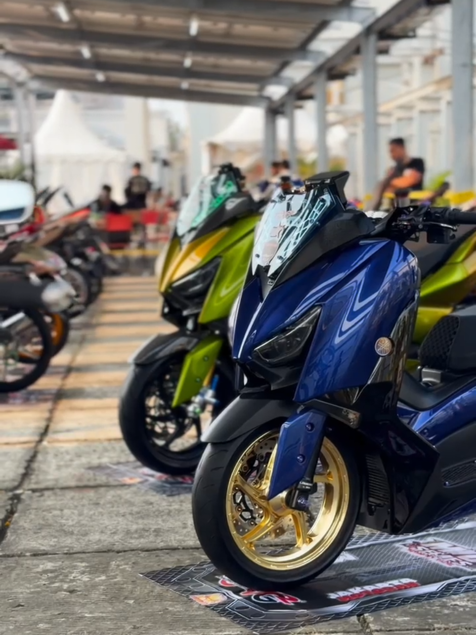 Siapa bilang spek kontes hanya untuk sorotan panggung?  Di Depok Max Owners, karya terbaik justru menghirup udara jalanan. Mesin bernafas lebih dalam, detail berkilau menantang matahari. Setiap kilometer bukan sekadar perjalanan tapi pernyataan. Touring tetap elegan, performa tetap bertenaga, dan setiap tarikan gas adalah bukti bahwa keindahan sejati tidak hanya untuk dipamerkan. #depokmaxowners #imdonesiamax #jejakdepokmaxowners 