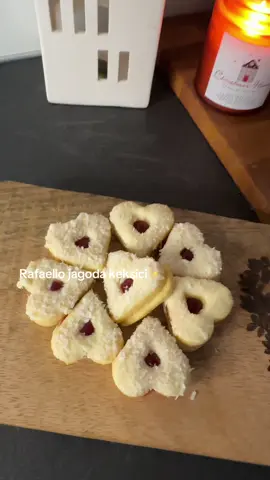 Sastojci:  750g brasna  100g kokosa  1 vanil secer  500g putera  1 jaje  200g secera u prahu   Za filovanje:  Marmelada od jagode  2 bele cokolade   Kokos  Uzivajte! #fyp #populartiktok #viral_video #foruyou #pageforyou 