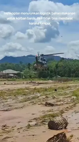 Helikopter menurunkan logistik bahan makanan untuk korban banjir. Heli tidak bisa mendarat karena lumpur.  Pengangkutan logistik dengan heli ini dilakukan mengingat akses ke beberapa tempat yang terputus lewat jalan darat diakibatkan jalan yang darat yang tertutup lumpur