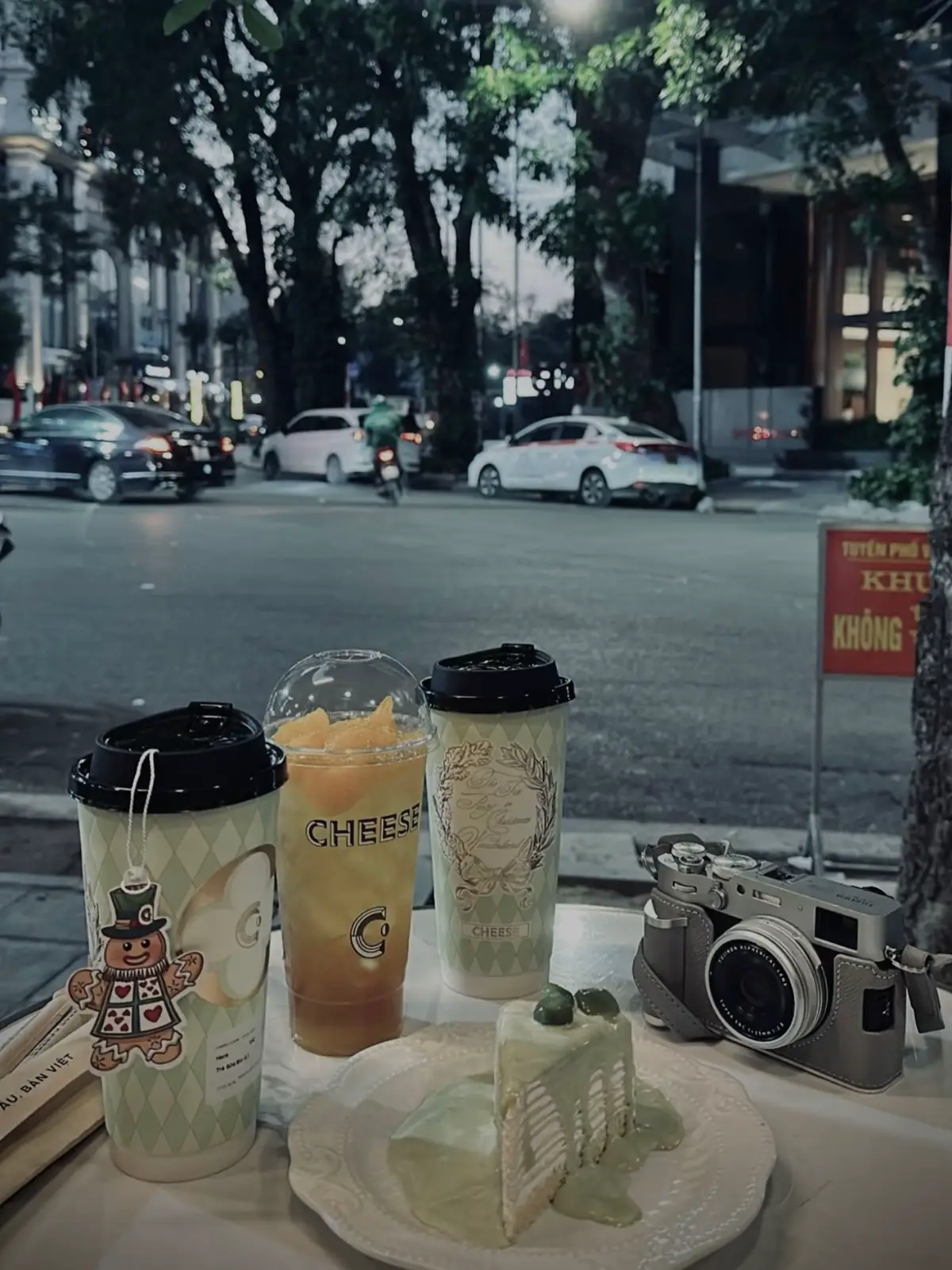 Anh cũng đã trải qua hết những tháng ngày bơ vơ. Vẫn tự mình che ô, tự mặc thêm áo ấm. Em cũng sẽ có một đời nhung gấm, có người dựa dẫm mỗi lúc cô đơn #fyp #CapCut #2025 