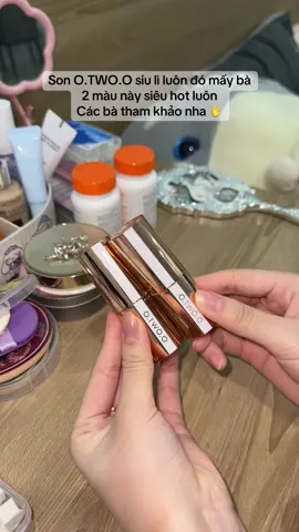 Bà nào mà sợ trôi son nên thử son nhà O.TWO.O nha , trời ơi nó bám son siu tốt , đi chơi cả ngày ăn uống chỉ cần dặm thêm 1 ngày thôi là bao mê luôn , mê quá tôi quất luôn 2 em nè , tham khảo ở giỏ hàng của tui nha #sonli #sonthoili #sonmaudep #otwooid #sonotwoo 