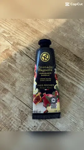 Crème mains Yves Rocher  #collaborationcommerciale  La douceur d’une Crème Mains au doux parfum fruité de Grenade Magnolia. 🩷 Senteur : grenade magnolia 🩷 Texture : crème 🩷 Bénéfice : hydrate et parfume délicatement les mains Son petit format pratique, est parfait pour l'emporter partout avec soi. Sa formule sans silicone, à la texture crème fondante, hydrate la peau et la parfume délicatement. @Yves Rocher France  #creme #mains #hydratation #pourtoi