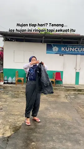 Musim hujan begini, ini sih penyelamat wajib dibawa kemana-mana!💦💃🏻 #jashujan #mantelhujan #elephantbrand #jashujandewasa #setelanjashujan 