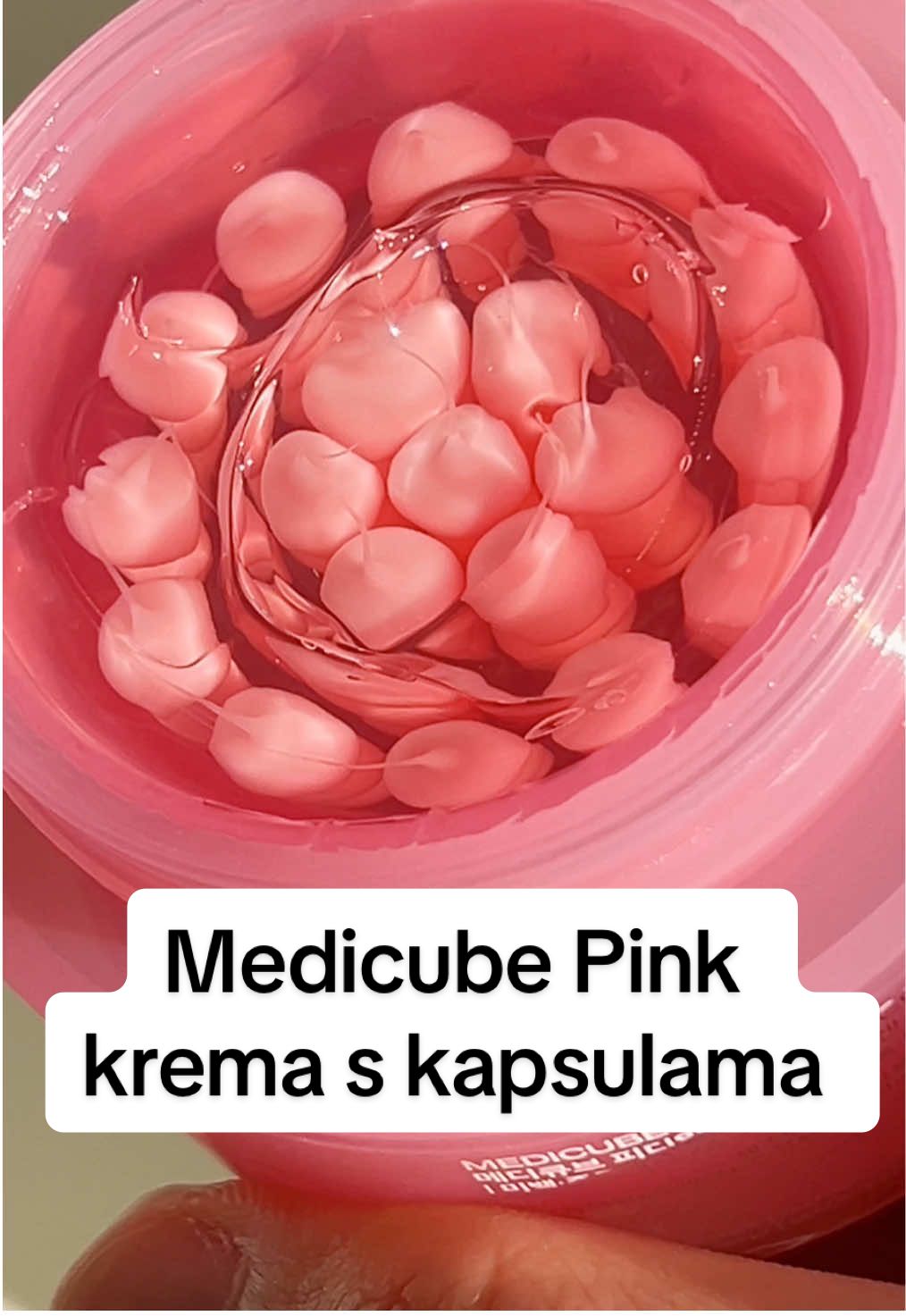 💝 Dugoočekivani Medicube noviteti su stigli - jedan od njih je i PDRN Pink Collagen Capsule Cream! 🩷 Inovativna dvostruka tekstura s kapsulama koja omogućava personalizirano nanošenje prema tvom tipu kože! Obogaćena je PDRN fragmentima, hidroliziranim kolagenom i kompleksom peptida koji revitaliziraju i obnavljaju kožu ✨ Potraži ju na našem webshopu: beauty-garden.hr 🥳 #kbeauty #korejskakozmetika #medicube #capsulecream #viral 