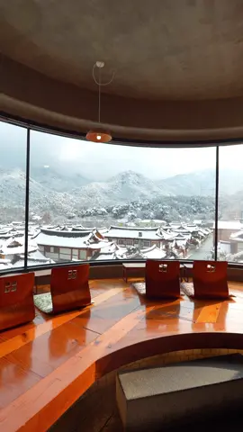 곧 만날 수 있는 설경과 한옥이 어우러진 서울 카페 서울 은평구에 자리한 이곳은 북한산 자락과 은평한옥마을의 고즈넉한 풍경을 한눈에 담을 수 있는 공간으로, 특히 눈이 내리는 겨울철에는 설경과 함께 더욱 아름다운 뷰를 선사한다. 6층 규모의 건물은 층마다 다른 콘셉트로 구성되어 있어 둘러보는 재미가 있다. 1~3층은 카페 ‘1인1잔’과 감각적인 가구 쇼룸으로 꾸며져 있으며, 4·5층은 브런치와 디저트를 즐길 수 있는 ‘1인1상’ 카페, 6층은 한옥 지붕과 자연 풍경이 어우러지는 옥상 정원으로 이어진다. 메뉴는 한옥의 감성을 담은 앙금절편·가래떡 등 한국적인 디저트부터 다양한 커피와 음료까지 준비되어 있어, 풍경과 맛을 함께 즐기기 좋다. ⠀ _1인1잔 & 1인1상 _서울 은평구 연서로 534 _10:00 ~ 20:30 (월요일 휴무 / 1인1상 운영 시간: 11:00~19:30) _1층과 2층만 키즈존 / Located in Eunpyeong-gu, this 6-story space overlooks Bukhansan and Eunpyeong Hanok Village, offering especially beautiful winter views. The lower floors feature the café “1in1jan” and a furniture showroom, the middle floors host the brunch cafe “1in1sang,” and the rooftop garden provides scenic hanok and mountain views. Korean-style desserts and a variety of drinks make it a great place to enjoy both the landscape and a simple treat. #서울카페 #카페투어 #cafe #koreacafe #seoulkorea 